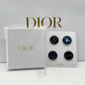 现货Dior迪奥周边 胸针美妆柜台赠品CD  金属挂件胸章 专柜正品