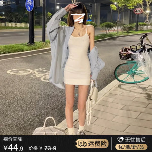 初春秋白色吊带连衣裙内搭蓝色衬衫外套装2024新款夏季女短款裙子