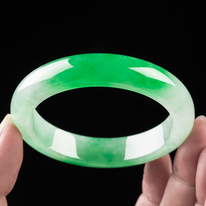 飘绿翡翠手镯女年轻款冰糯种缅甸玉石正阳绿浅绿色圆条贵妃玉镯子