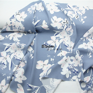 春色桃花 纯棉柔滑 雾霾蓝色粉白印花全棉缎面布料 衬衫汉服面料