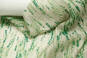 薄款微透 苔藓绿色竖纹水波纹墨点印花天丝涤麻布料 衬衫汉服面料