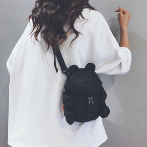 小众设计黑色帆布小包包女2024新款休闲个性胸包多功能运动斜挎包