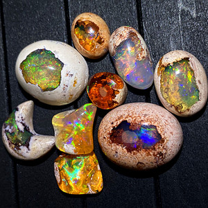 欧泊纪墨西哥火欧泊围岩彩色宝石天然裸石矿区珠宝18k金戒指项链