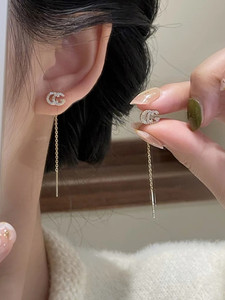 小众设计感镶钻字母耳线2024年新款简约气质耳环精致百搭防丢耳饰