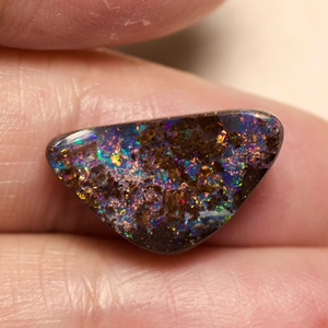 七彩星点彩天然澳大利亚铁欧泊5.24克拉砾石澳宝欧珀裸石三角形