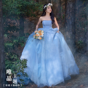 新款影楼拍照主题服装彩纱抹胸森系情侣蓝色婚纱花朵草坪礼服