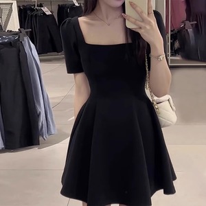 日本夏季2023新款赫本风方领连衣裙女小个子法式高腰气质小黑裙子