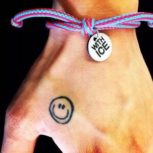 权志龙笑脸纹身贴