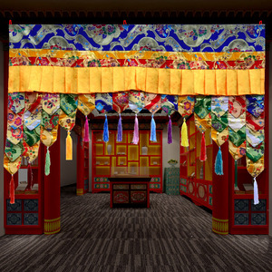 藏传佛教寺院佛堂布置藏式装饰风格五彩门头佛龛佛像背景阶梯帷幔