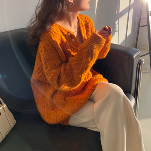 橘色V领麻花毛衣女2022年秋冬新款气质温柔套头针织上衣宽松外穿