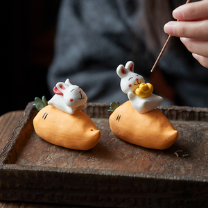 景德镇手捏胡萝卜生肖兔子陶瓷小摆件茶宠可养可爱车载桌面装饰品