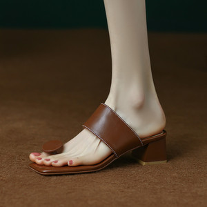 时尚外穿粗跟罗马女拖鞋真皮复古套趾凉拖鞋中跟夏天圆扣棕色凉鞋