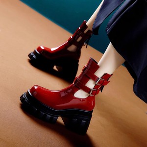 设计感春季新款网红皮带扣骑士靴子粗跟高跟鞋百搭漆皮镂空短靴女