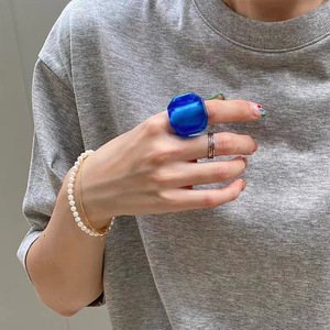 新款日本东京贵牌电光蓝色红色透明果冻感树脂戒指宝石大切面方形