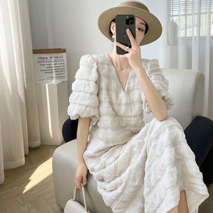 米白色V领短袖泡泡袖连衣裙女夏季2024新款韩版宽松显瘦长款裙子