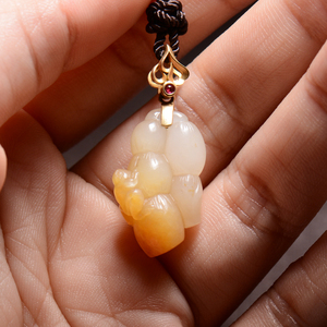 玉种沁 彩石仙谷 正宗新疆和田玉黄沁籽料藕节金镶玉吊坠 苏工
