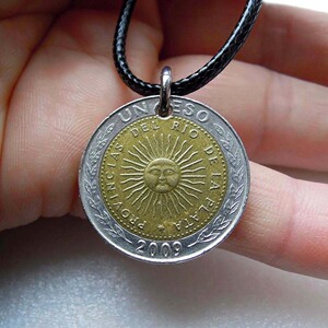 【满六包邮】真硬币吊坠 阿根廷太阳神幸运币 23mm 外国打孔硬币
