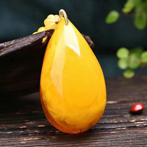 天然蜜蜡水滴吊坠鸡油黄带原皮男女款毛衣链琥珀无事牌蜜蜡项链