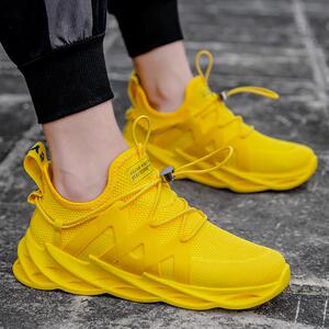 安踏黄色运动鞋