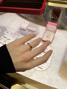 Cartier/卡地亚 18K金 C系列 签名款戒指经典单钻情侣对戒婚戒女