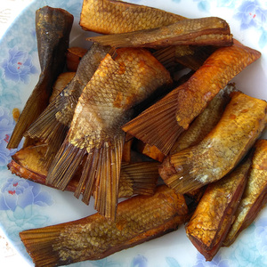 湖南农家特产乡里自晒鱼尾巴烟熏鱼腊鱼尾酒店特色食材腊味500g