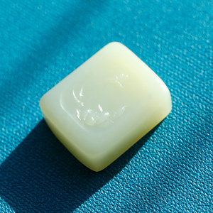 江月令和田玉青白色连年有鱼吊坠 俄料糖青白玉荷花牌