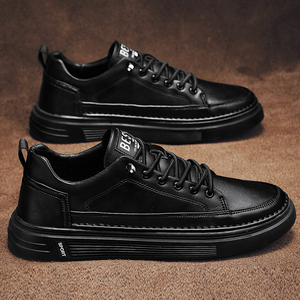 黑色鞋子系鞋带