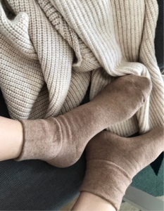 绵羊咩咩 松露巧克力舒适内层羽毛绒 脚踩棉花保暖质感短袜堆堆袜