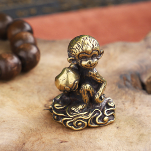实心纯铜猴子献桃摆件生肖可爱小号猴子寿桃铜把件仿古铜雕茶宠