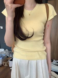 黄色冰丝针织短袖女夏季2024新款百搭圆领修身弹性薄款正肩上衣