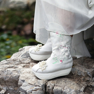 秋季汉服女靴子女士民族绣花皂靴珍珠古风鞋古装套筒增高厚底单靴