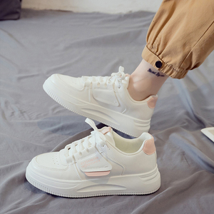 耐克女生运动鞋白