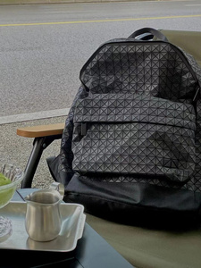 【关关】日本直送 三宅一生双肩包 男女同款旅行包磨砂黑书包背包