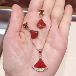 宝格丽红玉髓耳环