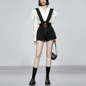 白衬衫搭背带裤