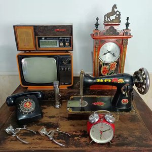 民俗老物件怀旧收藏黑白电视机收录音机电话闹钟马头钟表摆件道具