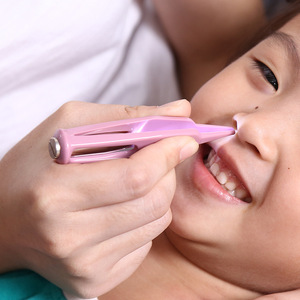 婴儿鼻屎夹宝宝镊子夹鼻屎神器幼儿童挖抠鼻子发光夹子鼻涕清理器