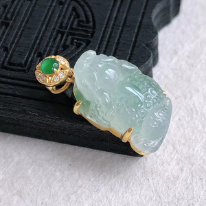 天然缅甸a货翡翠冰种阳绿金蟾一对 吊坠18k金镶嵌女款zmp会很好