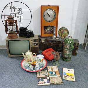 80年代老物件挂钟电视机煤油灯茶壶茶盘铁皮壶复古怀旧摆设