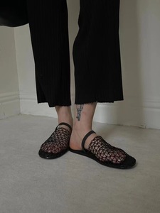 2024夏新款chic时髦复古渔网带平底洞洞设计感小众编织镂空凉鞋女