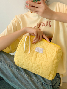 黄色手拿化妆包女便携高颜值大容量ins高级感旅行洗漱品收纳袋小