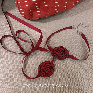 圣诞新品酒红项链女锁骨链约会氛围感搭配酒会绑带玫瑰颈带锁骨链