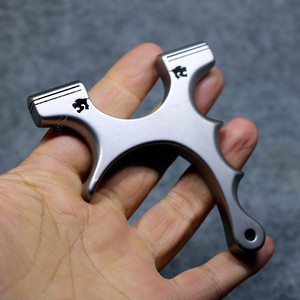 包邮免绑一把抓歪把钛合金小弹弓口袋扁皮弓快压夹片把件异形弓