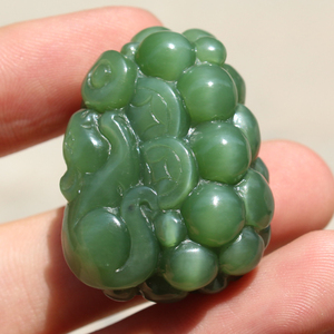 方言精品苏杰大师雕刻俄罗斯碧玉苹果绿猫眼代代数钱吊坠挂件x