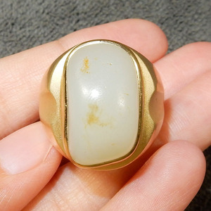 方言企业和田玉精品挂黄皮无结构羊脂白玉籽料原石18k金镶玉戒指f