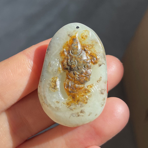 玉雕大师苏杰收藏级罕见黄沁皮老熟俄籽料白玉瑞兽貔貅吊坠巨漏o