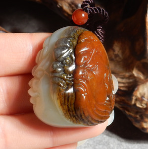 方言精品和田玉特惠俄料三色红沁黑油皮白玉籽料男女款吊坠挂件a