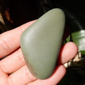 方言和田玉特惠仅4660元新疆精品原生状沙枣青碧玉籽料原石玩料w