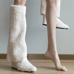 小众温柔白色雪地棉靴子女2023冬季新款加绒气质坡跟毛毛骑士靴女