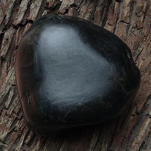 12年老店 新疆天然和田墨玉籽料原石 独籽形好肉厚 大块头208克